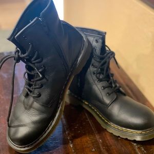 Black Dr. Martens boots | 1460 Y